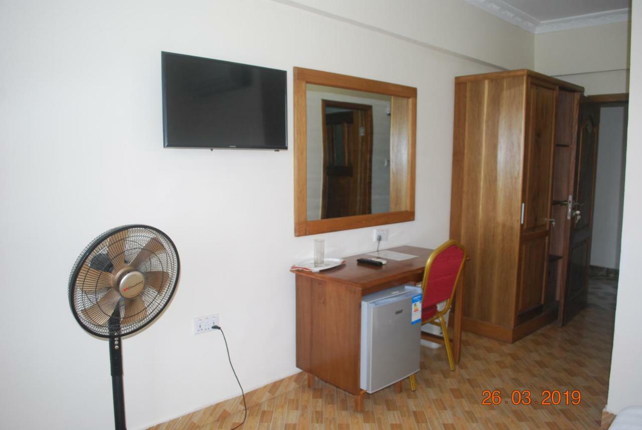 Ampomaah Hotel Акра Екстериор снимка