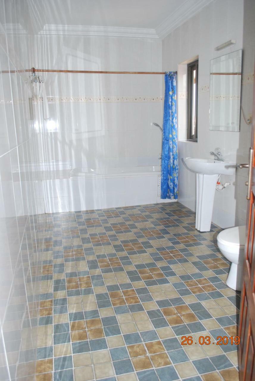 Ampomaah Hotel Акра Екстериор снимка