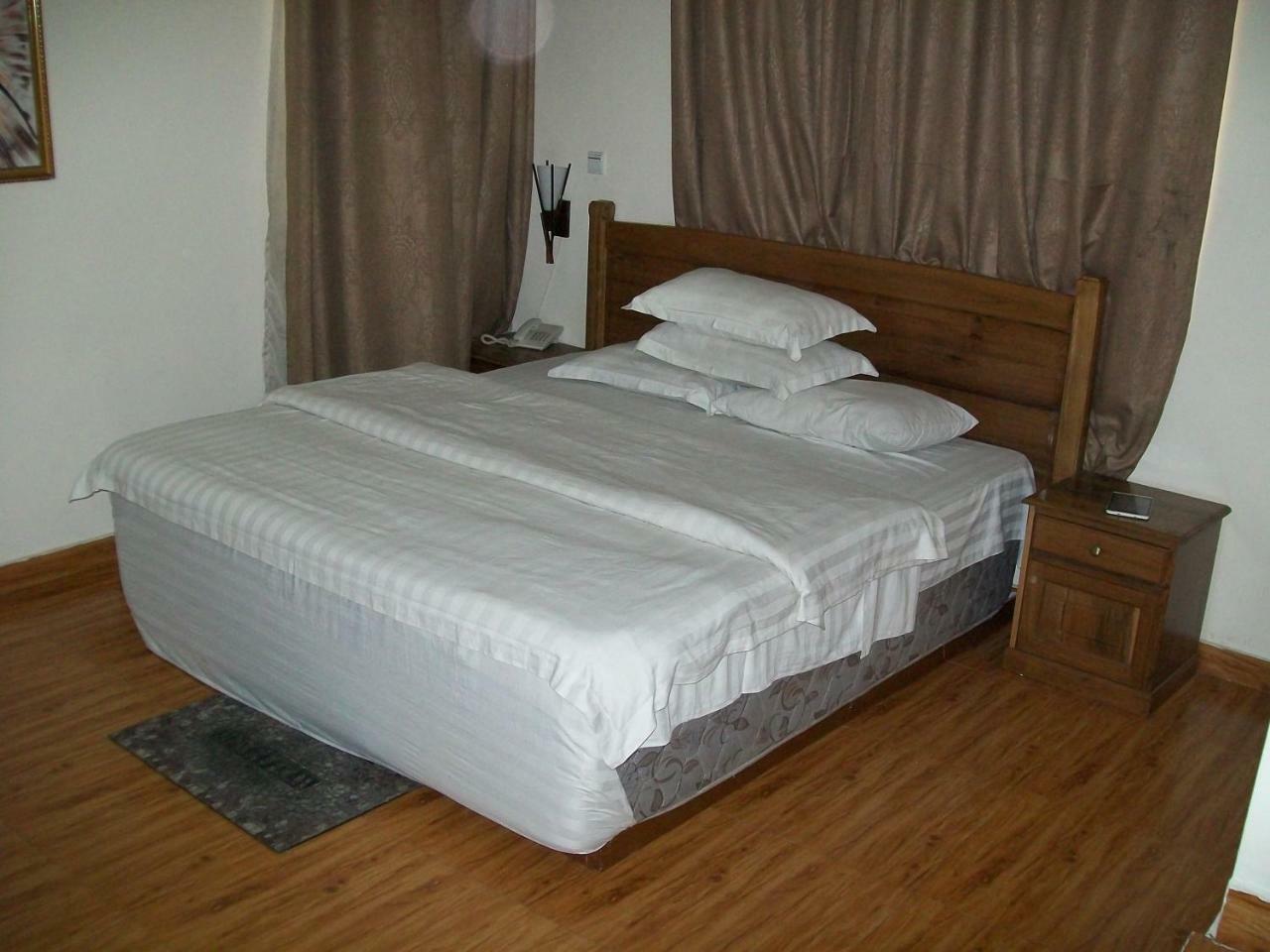 Ampomaah Hotel Акра Екстериор снимка