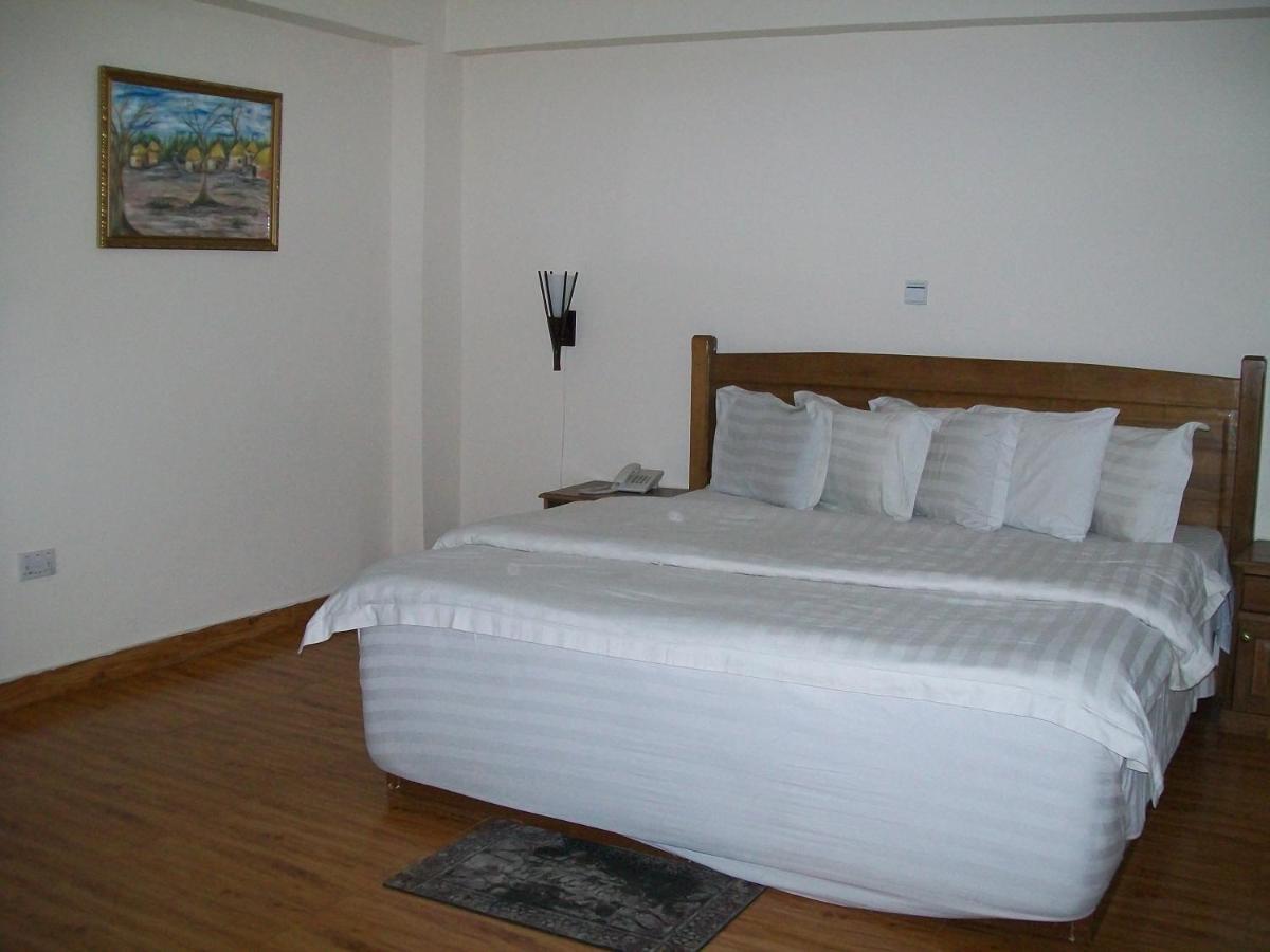 Ampomaah Hotel Акра Екстериор снимка